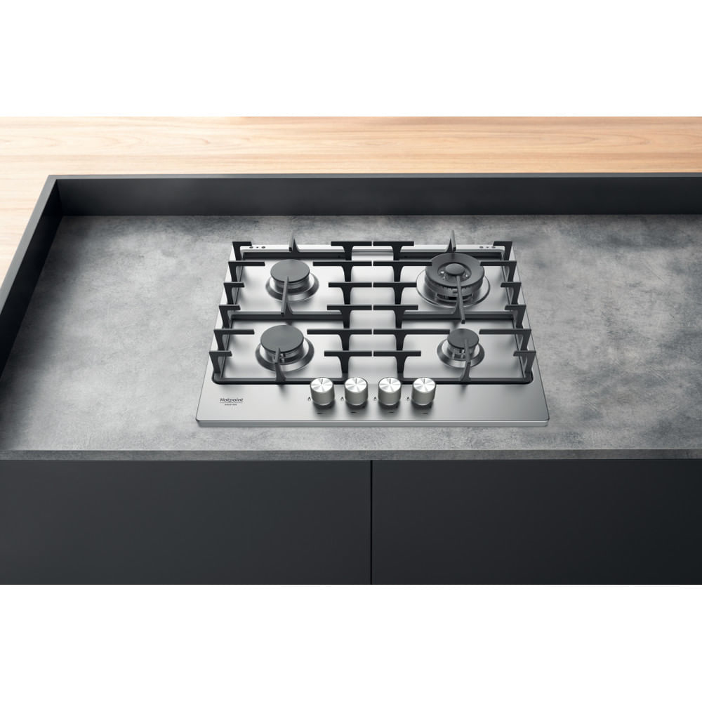 Piano cottura in acciaio inox con quattro fuochi e manopole.
