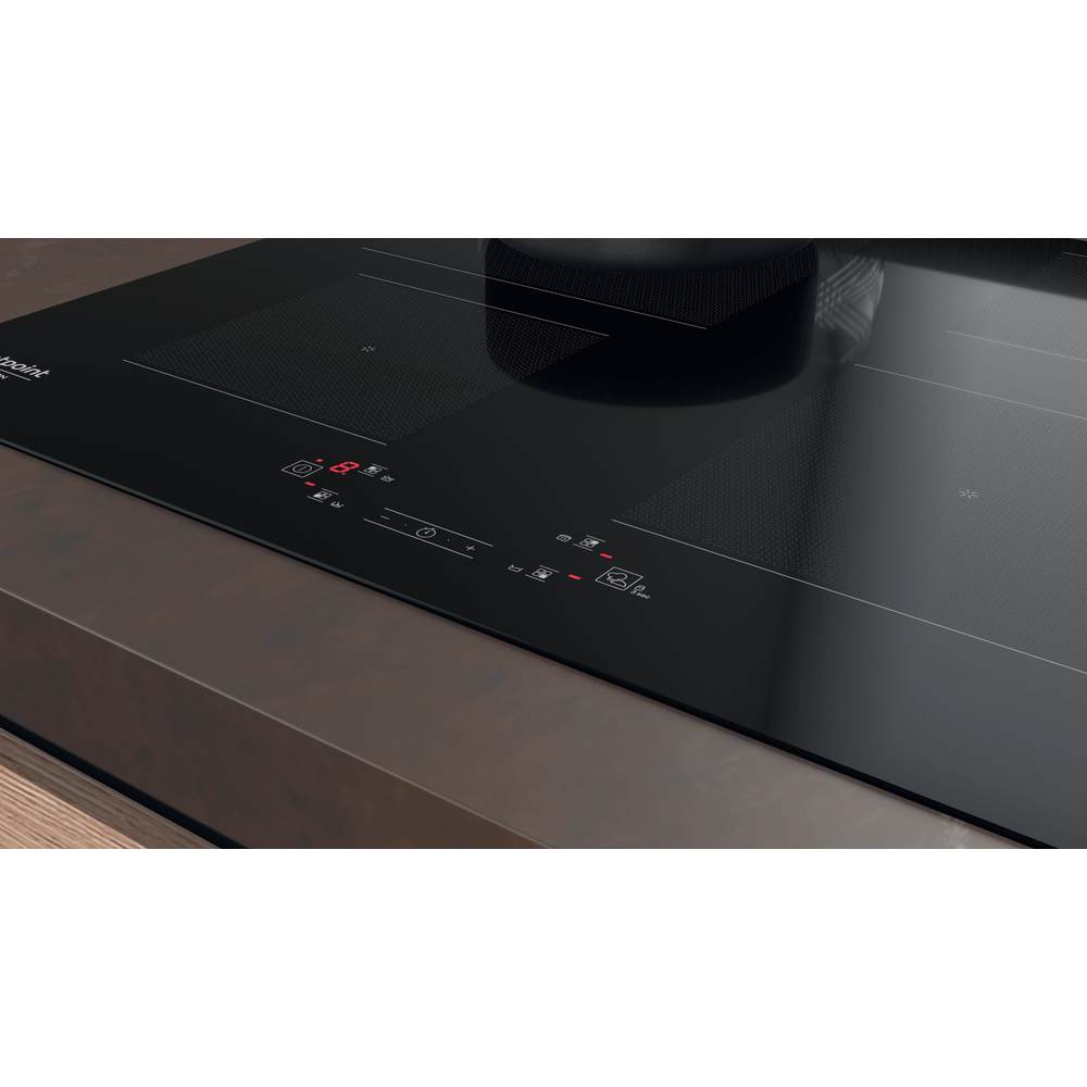 Primer plano del panel de control de una placa de inducción negra con pantalla digital.