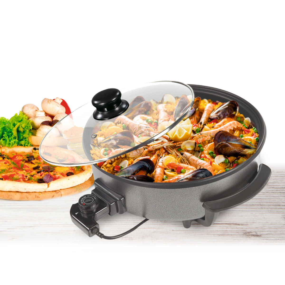 Paella en sartén eléctrica con tapa abierta, pizza y champiñones, fondo blanco.