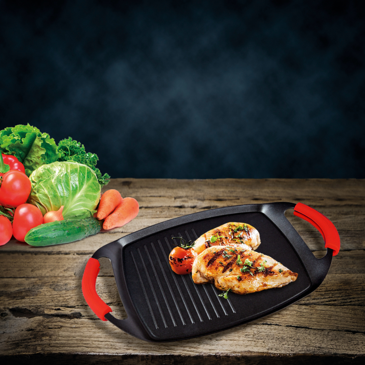 Pollo a la parrilla, tomate y verduras en una plancha negra.