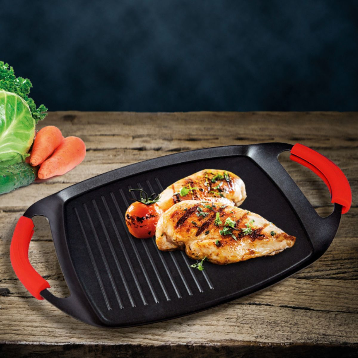 Pollo a la parrilla y tomate en una plancha negra con verduras.