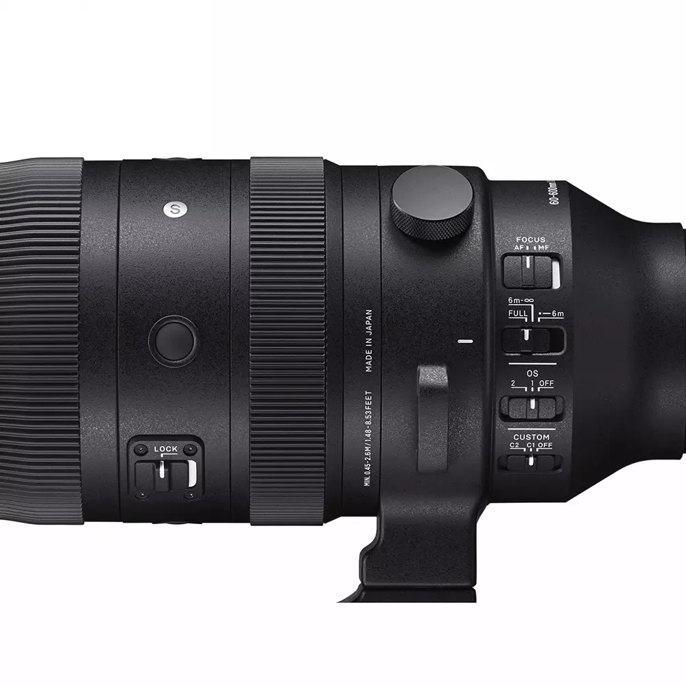 Zbliżenie czarnego obiektywu aparatu z ostrością i innymi elementami sterującymi.