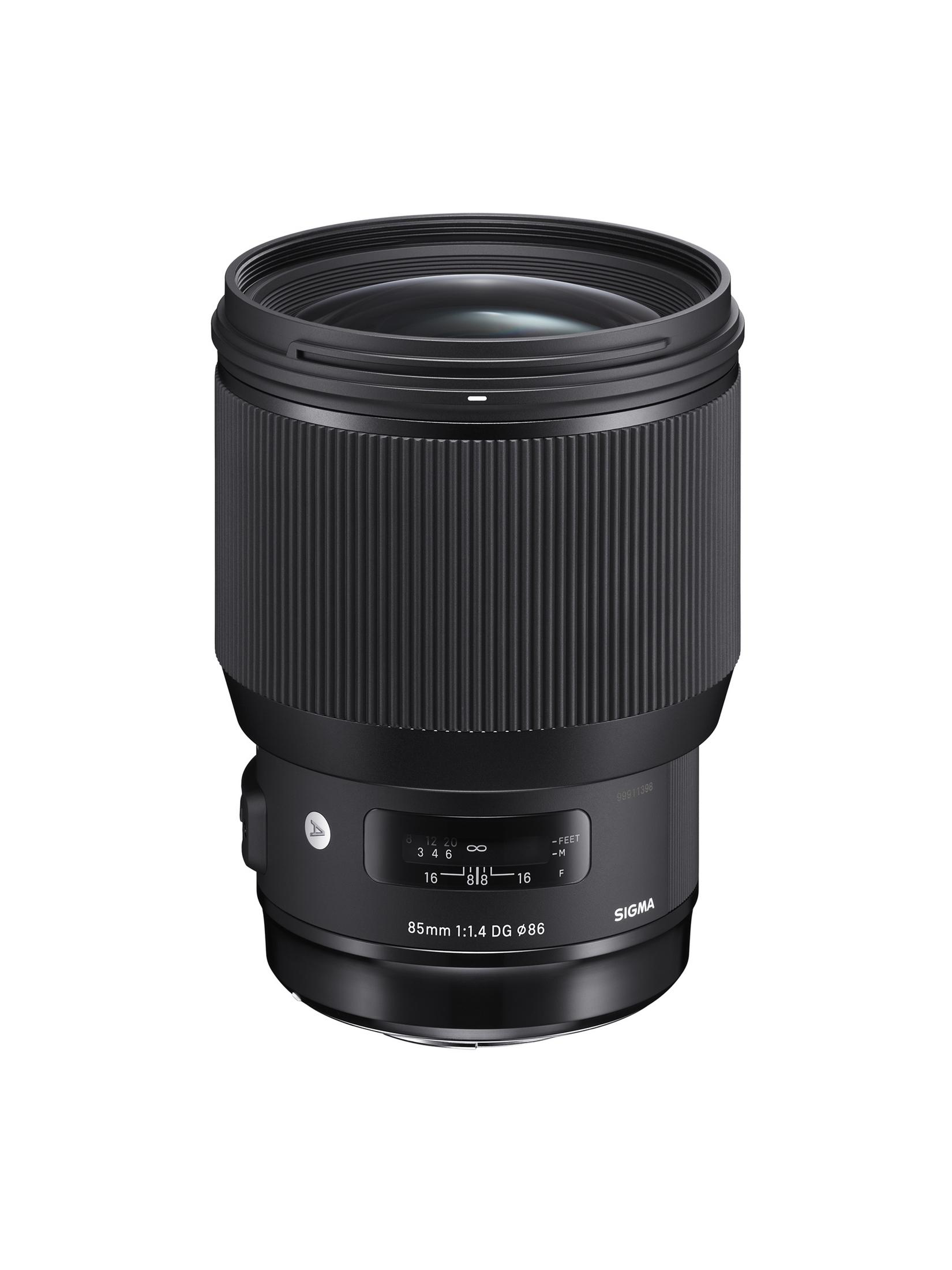 Czarny obiektyw Sigma 85mm 1:1.4 DG, z żebrowanym uchwytem i ustawieniami ostrości, na białym tle.