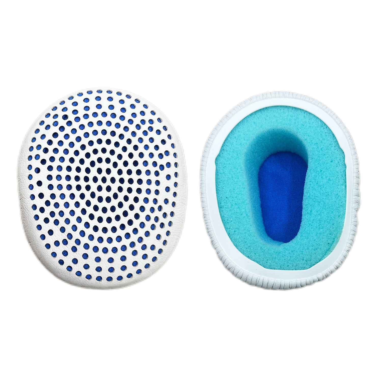 Zwei weiße und blaue Kopfhörer-Ohrpolster, eines mit Löchern, eines mit blauem Innenraum.