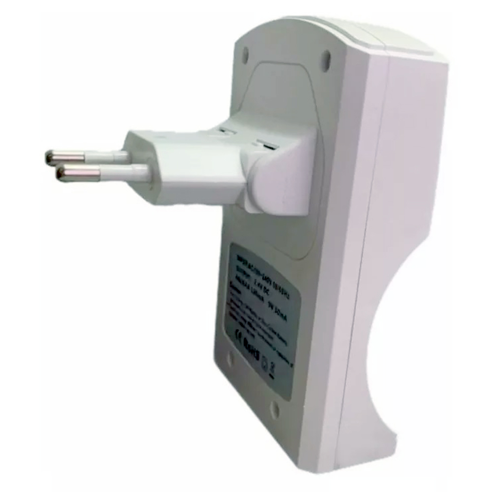 Adaptador de corriente blanco con dos clavijas y una etiqueta, aislado sobre fondo blanco.