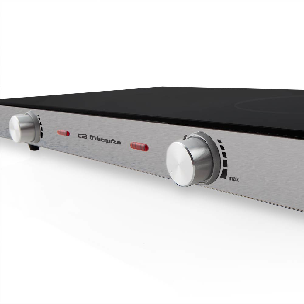 Srebrno-czarna płyta grzewcza, z pokrętłami i czerwonymi lampkami kontrolnymi.