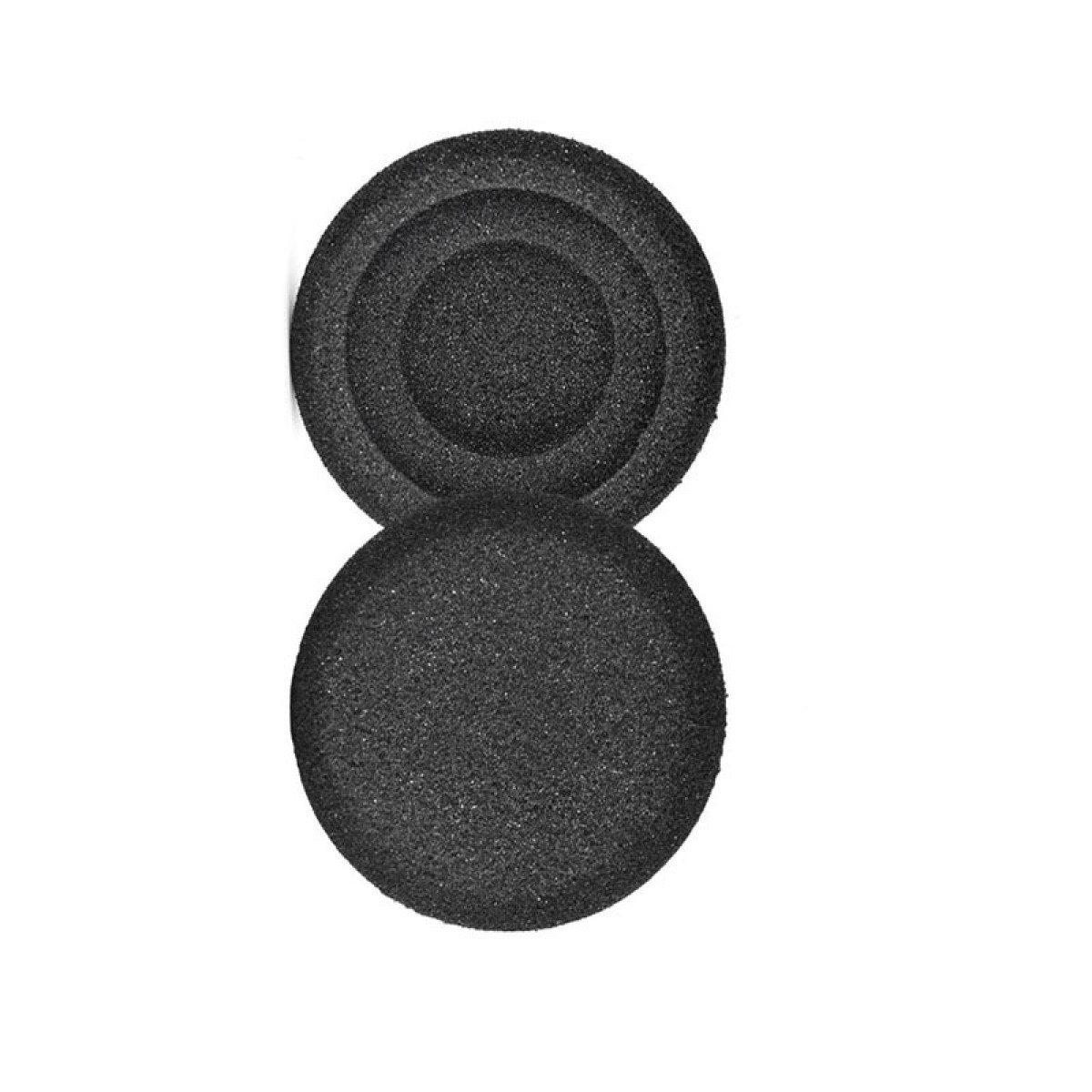 Due cuscinetti auricolari in schiuma circolari neri su sfondo bianco. Scatto del prodotto semplice e pulito.