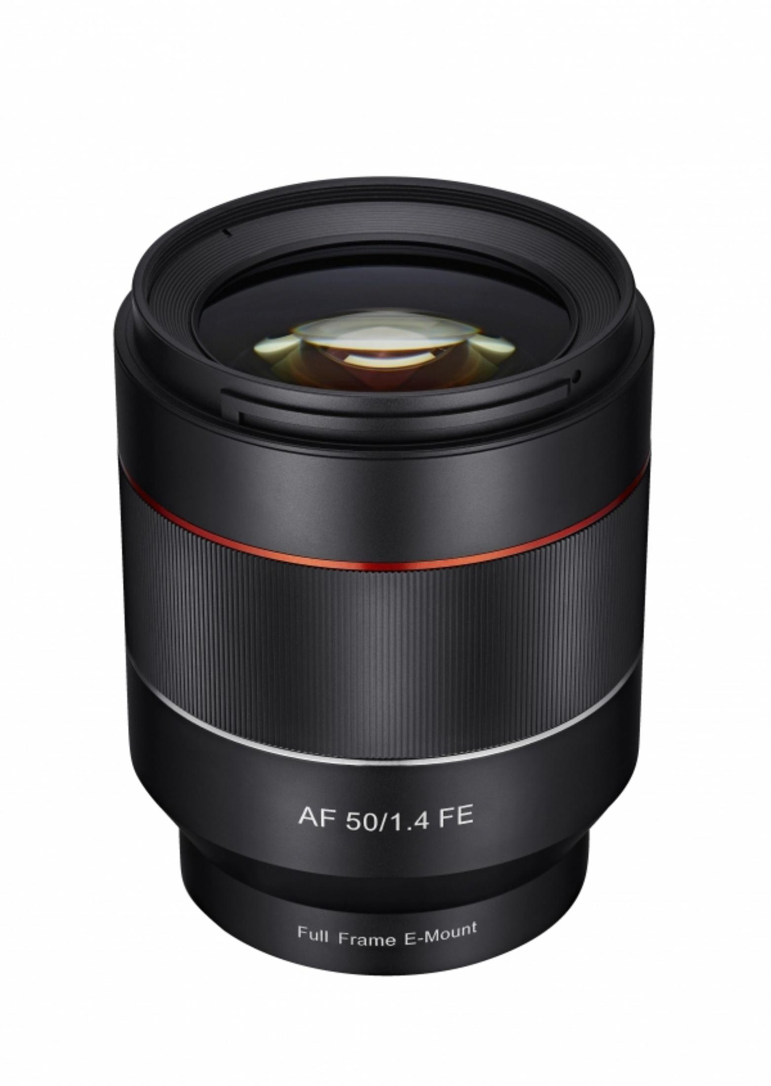 Schwarzes Kameraobjektiv mit AF 50/1.4 FE Markierungen und rotem Ringdetail.