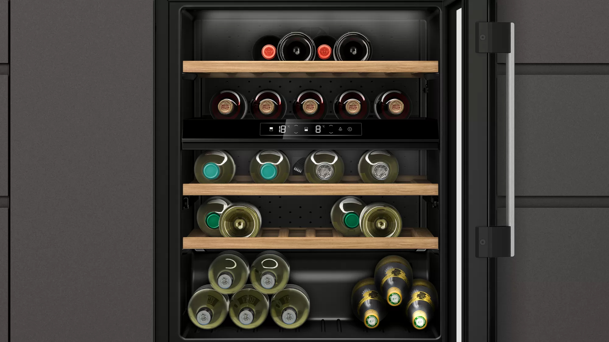 Offener Weinkühlschrank mit Flaschen. Hat Holzregale und eine Digitalanzeige. Weinflaschen darin.