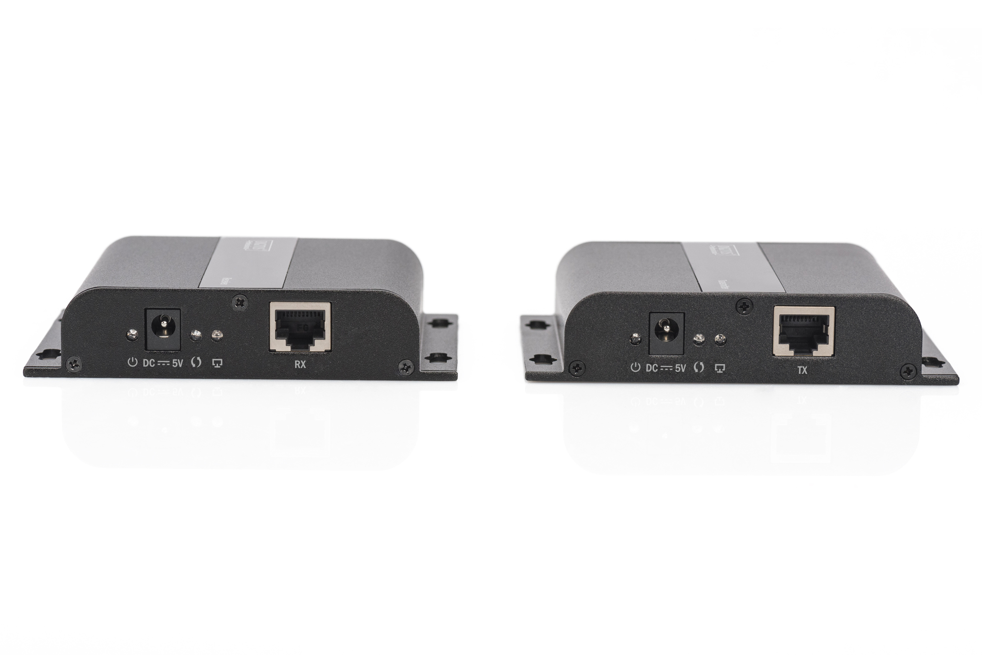 Nahaufnahme von zwei schwarzen HDMI-Extender-Geräten mit Anschlüssen und Etiketten.