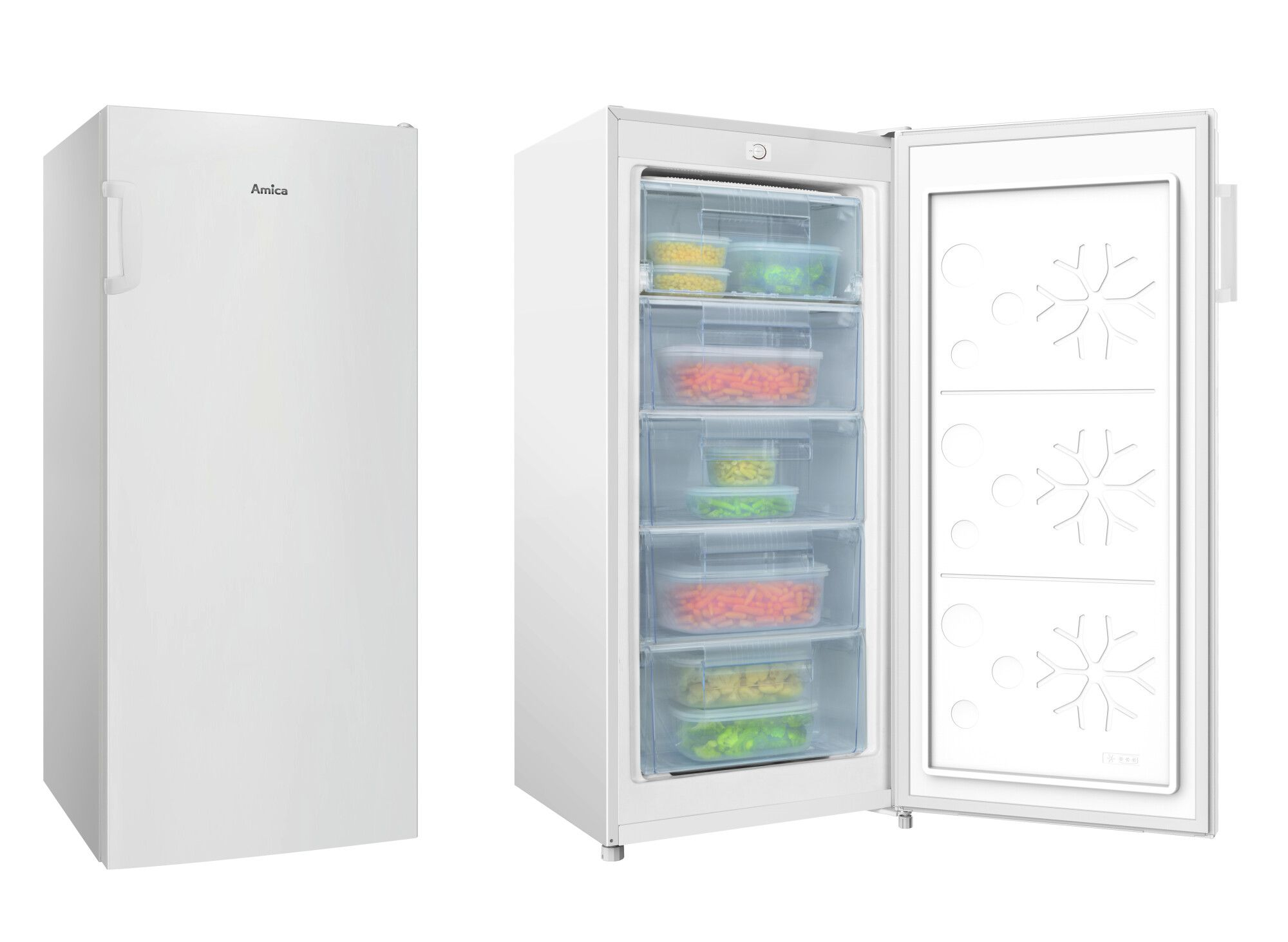 Weißer Kühlschrank, links geschlossen, rechts geöffnet mit Regalen und Lebensmitteln. Weißer Hintergrund.