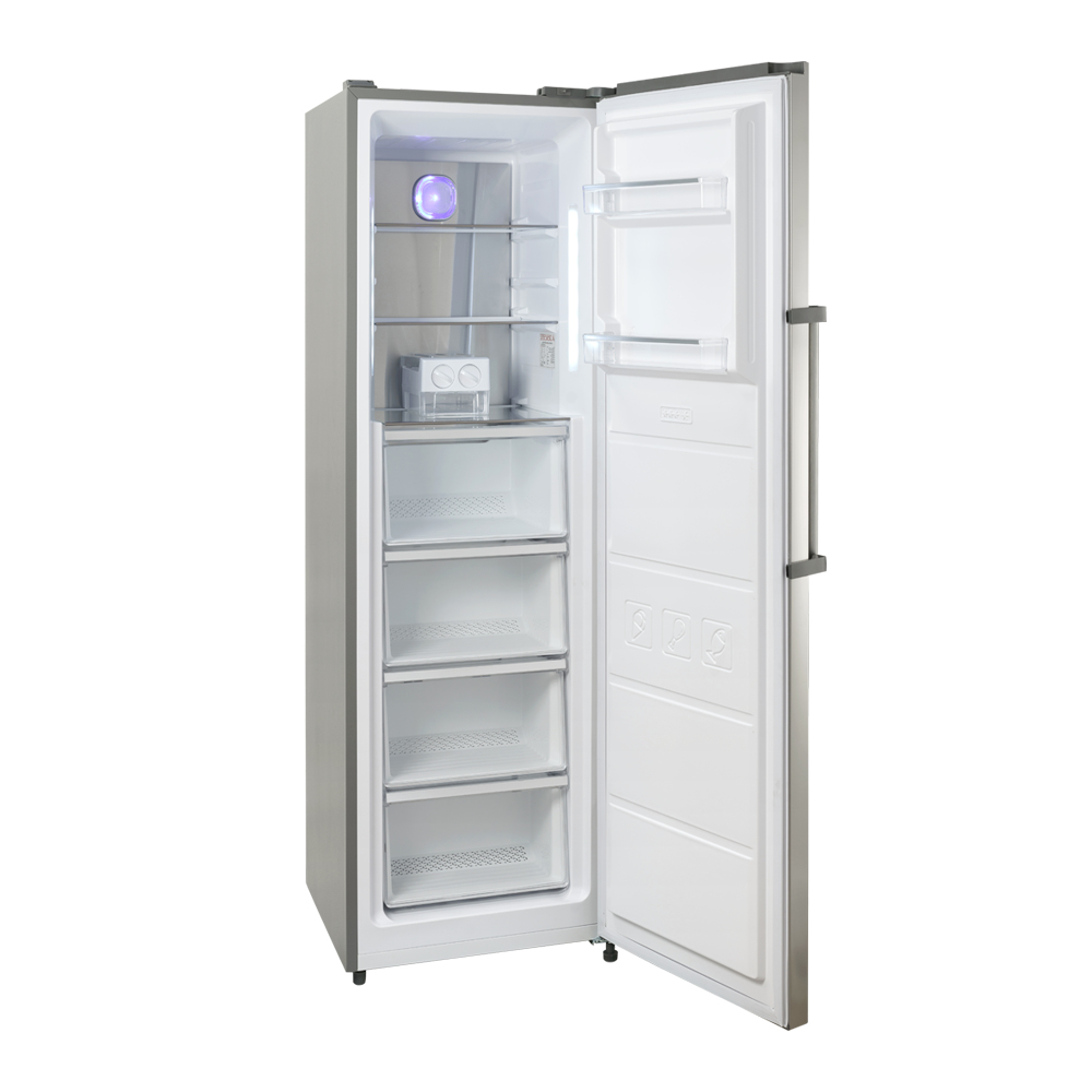 Un refrigerador con la puerta abierta, mostrando estantes y cajones.