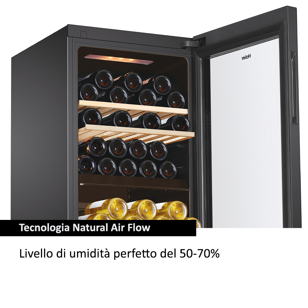 Una vinoteca con la puerta abierta, llena de botellas de vino en estantes de madera.