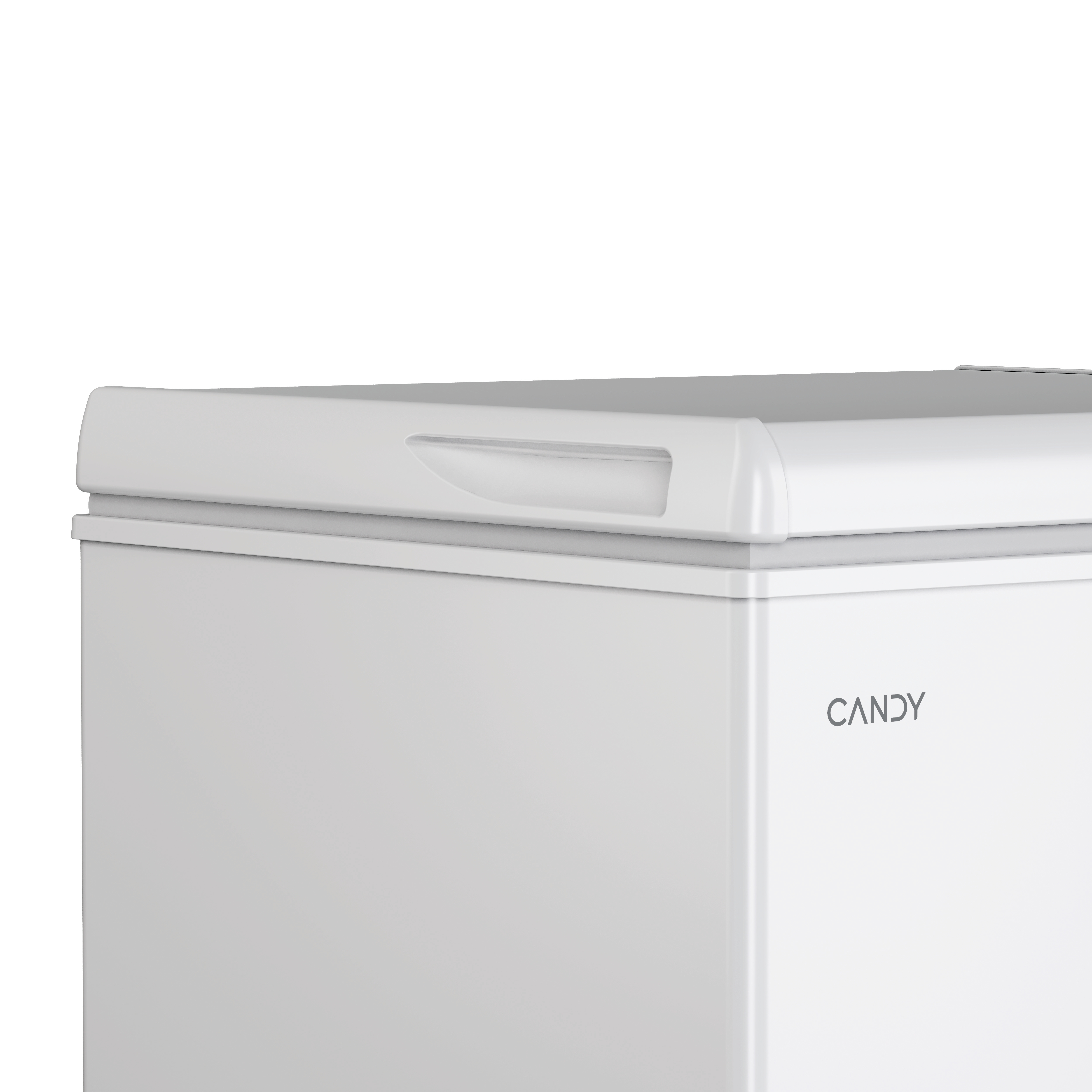 Congelador Candy blanco. El nombre de la marca está impreso en el lateral. El asa está arriba.