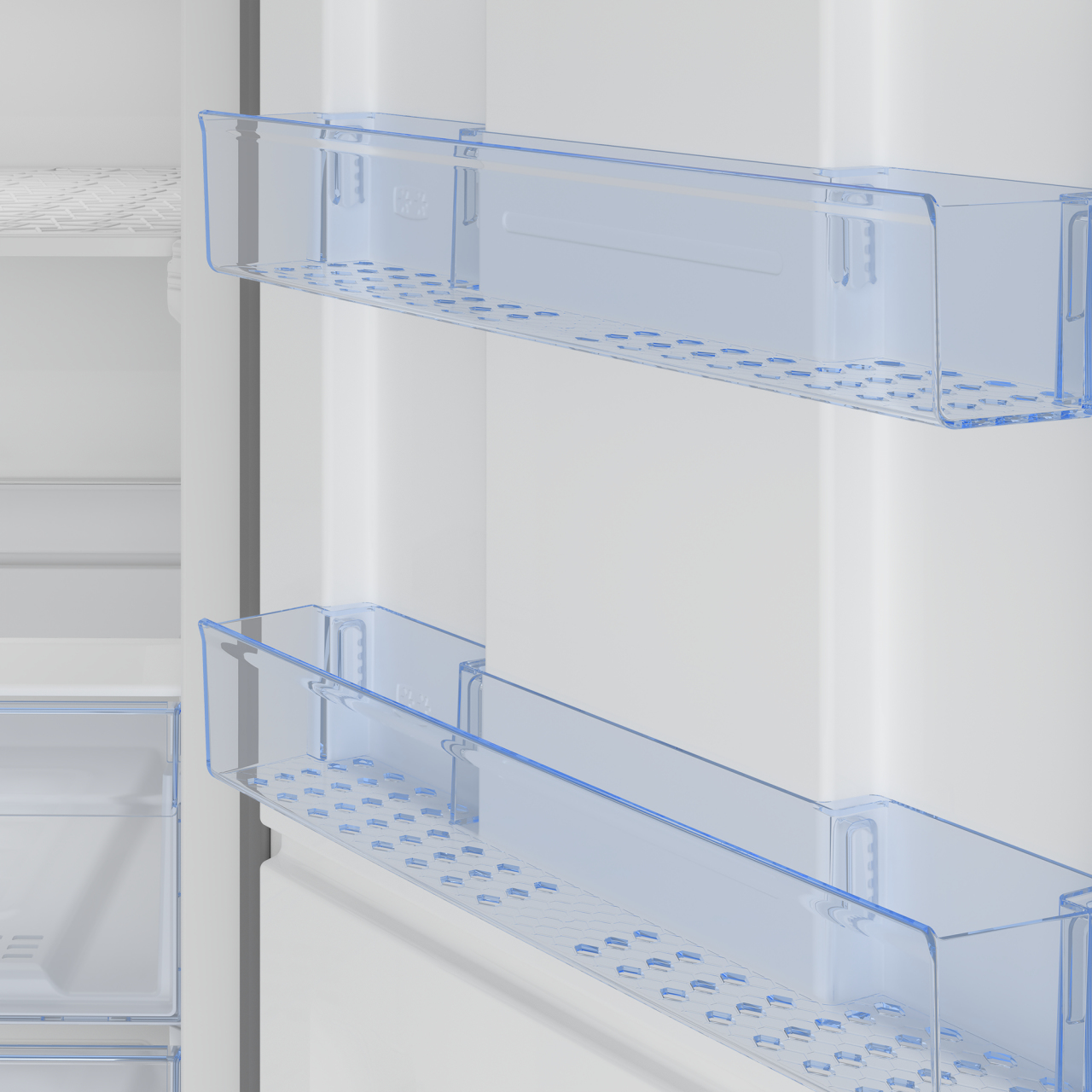 Zbliżenie wnętrza lodówki, dwie niebieskie półki na białej ścianie.