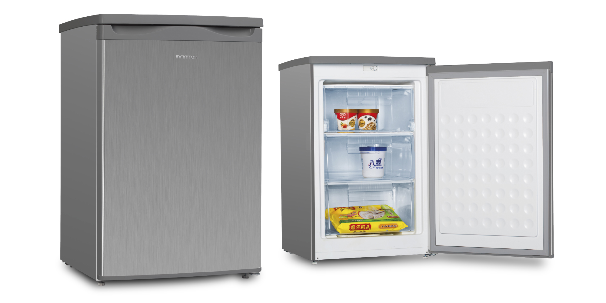 Un refrigerador plateado está cerrado a la izquierda. El lado derecho está abierto mostrando comida.