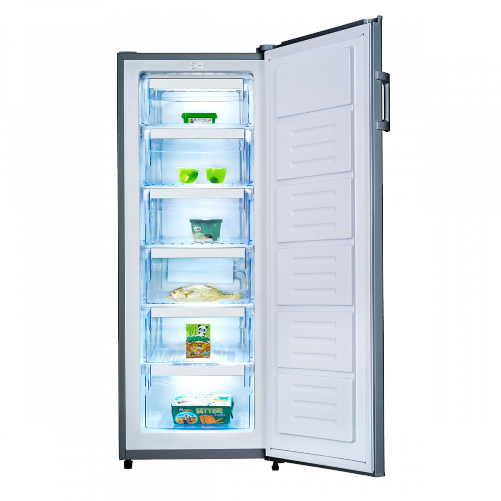 Congelador vertical abierto lleno de varios alimentos, sobre un fondo blanco.