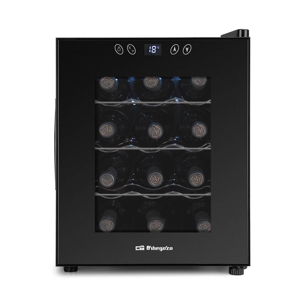 Una vinoteca negra con puerta de cristal, mostrando botellas de vino dentro.