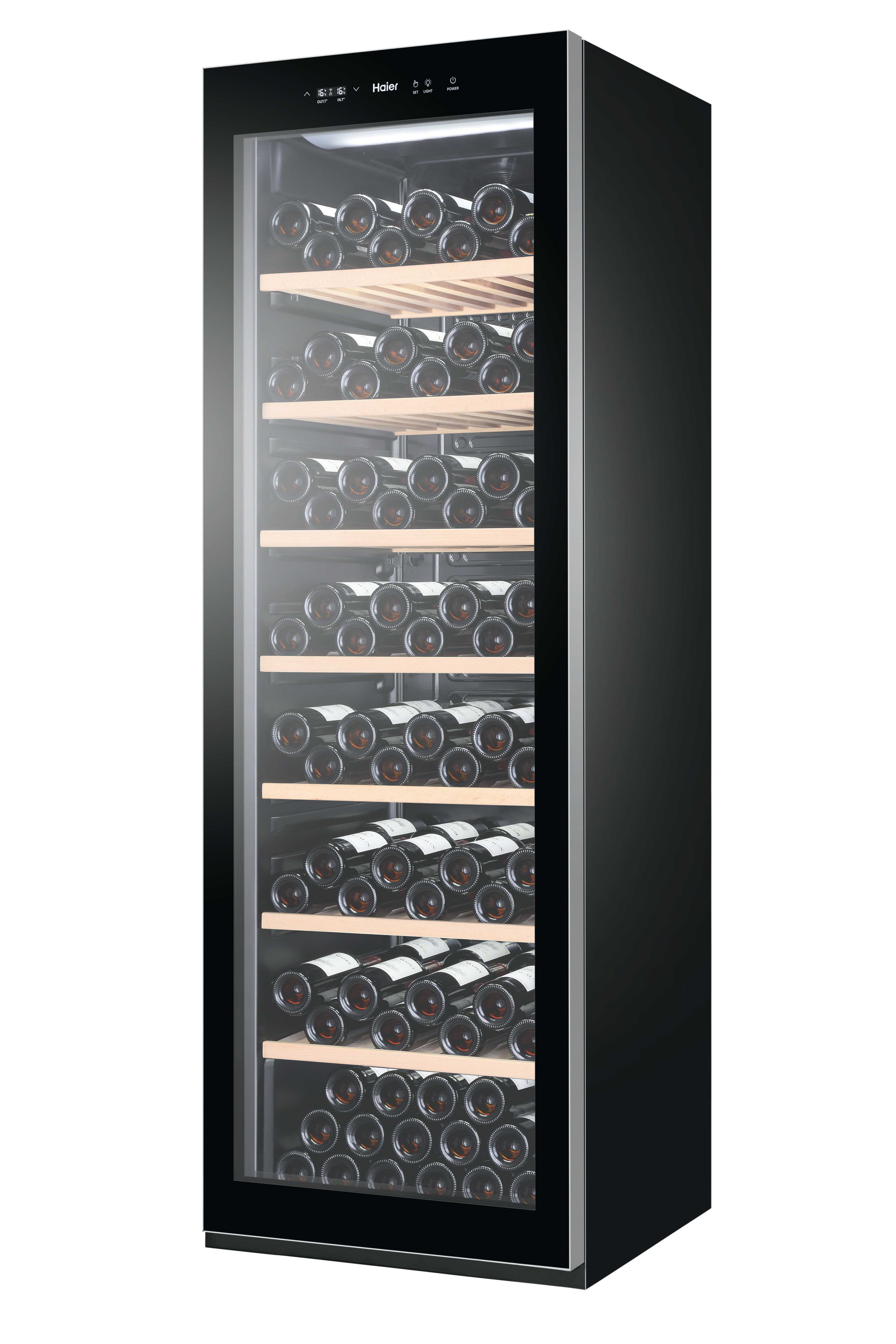 Czarna chłodziarka do wina Haier ze szklanymi drzwiami, wypełniona butelkami wina na drewnianych półkach.