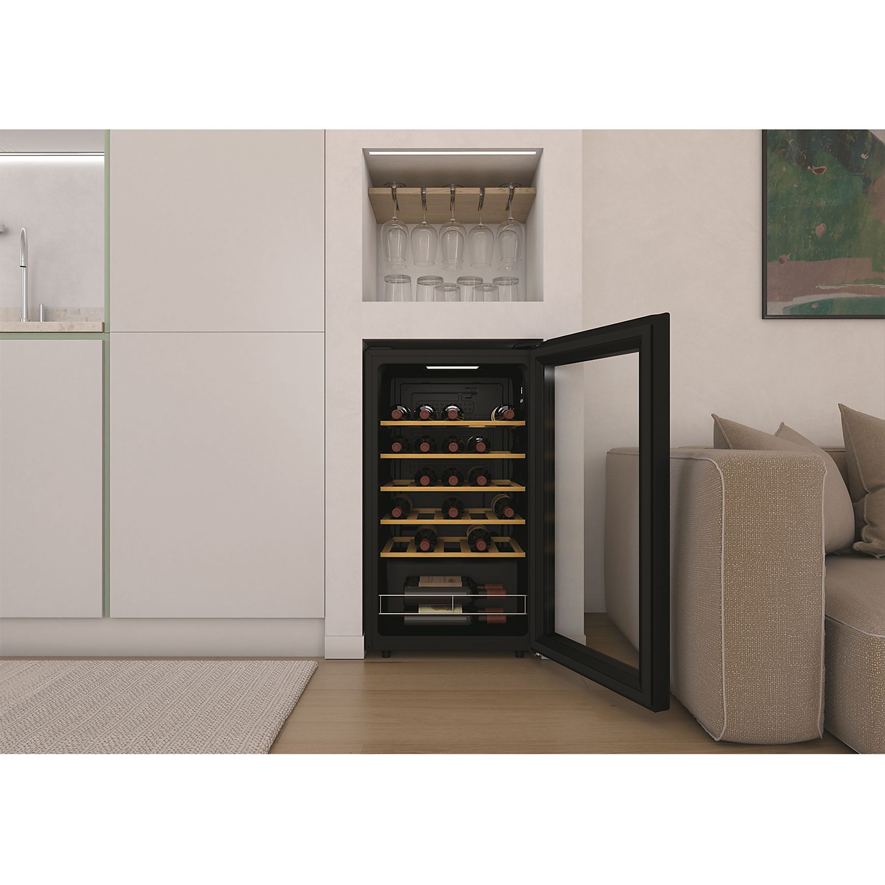 Modernes Wohnzimmer mit einem in eine Wand eingebauten Weinkühler, offener Tür und Weinflaschen.