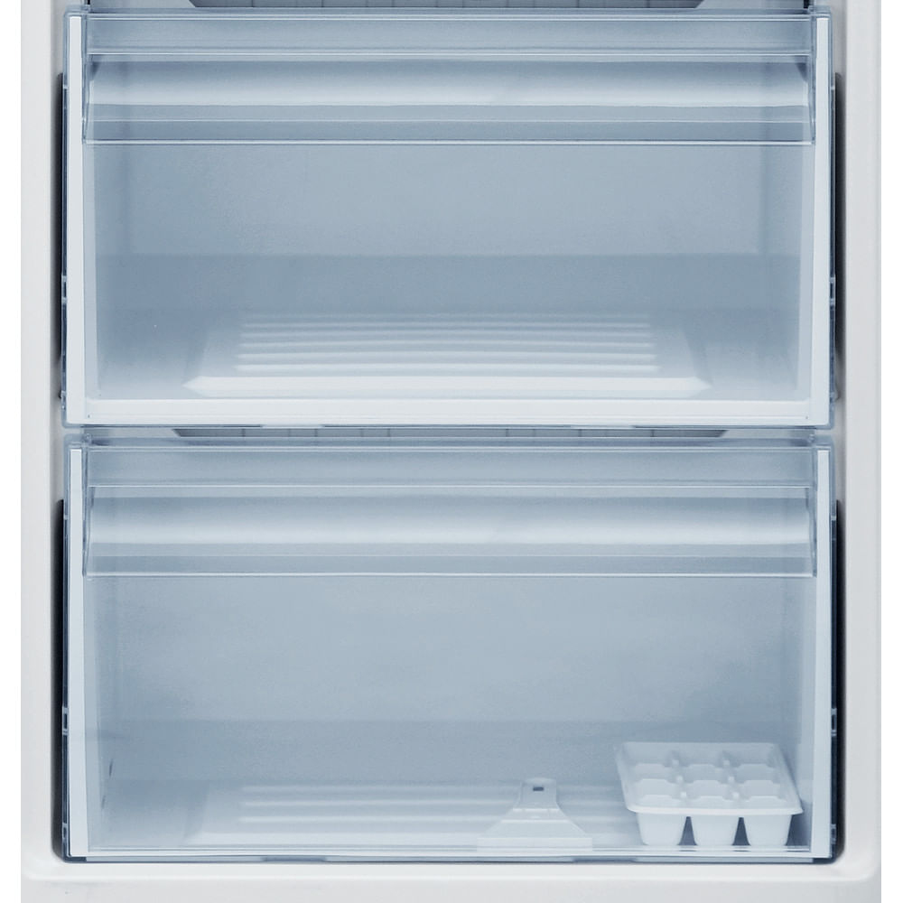 Primer plano de una puerta blanca de congelador con manija y logo Indesit.