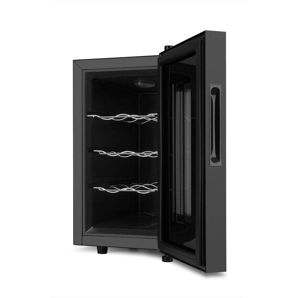 Primer plano de la parte inferior de un refrigerador blanco con una rueda negra.