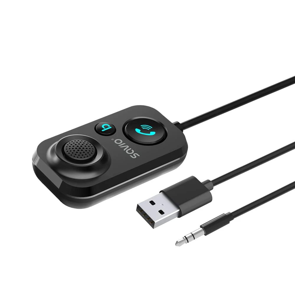 Czarny zestaw samochodowy Bluetooth z USB i kablem audio 3,5 mm. Białe tło.
