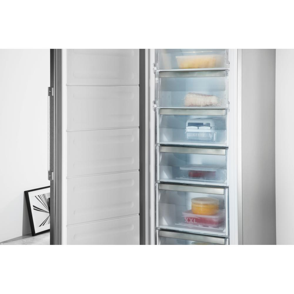 Refrigerador blanco abierto con cajones, que contiene alimentos, sobre un fondo blanco.