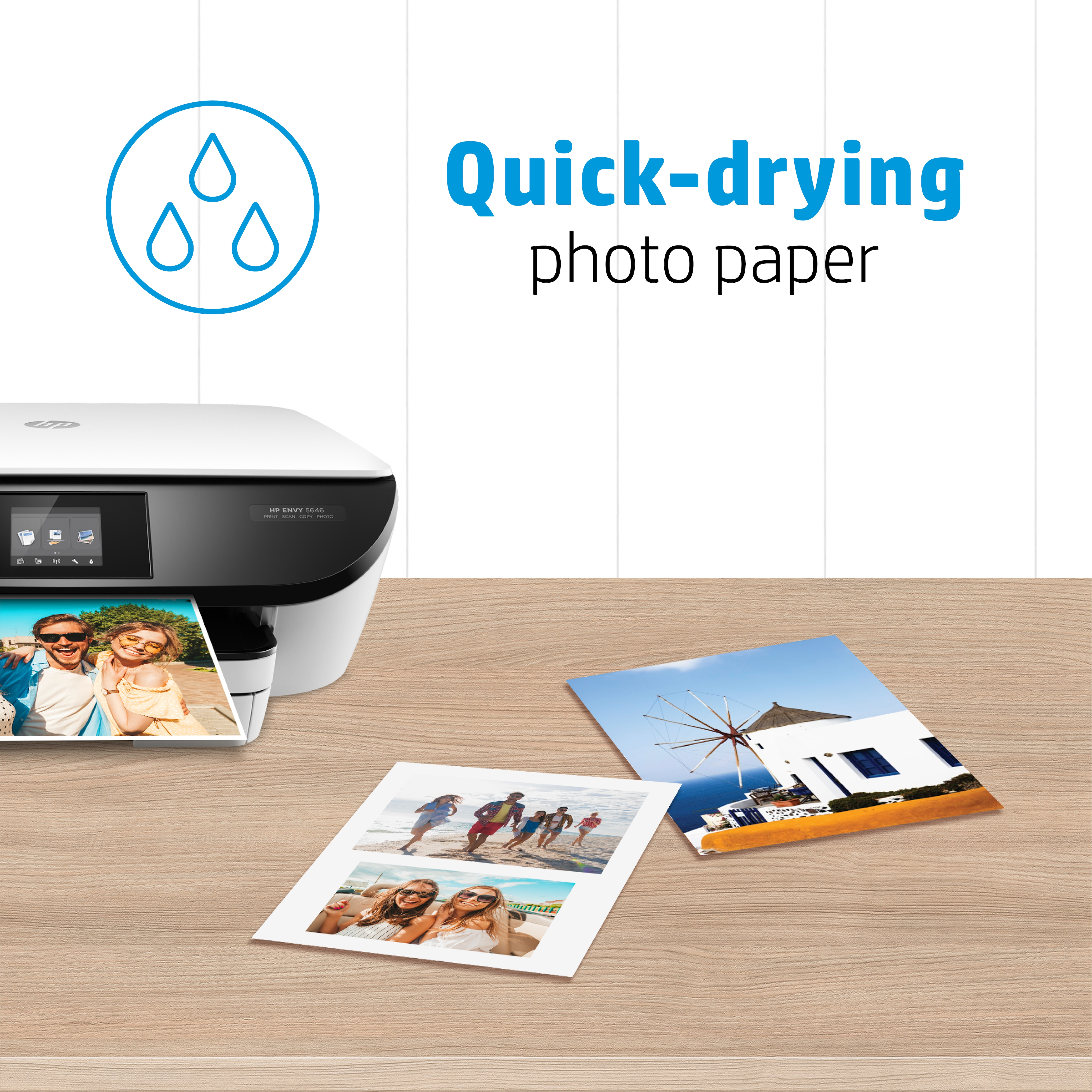 Una stampante HP con foto stampate e un grafico blu con gocce d'acqua e testo.