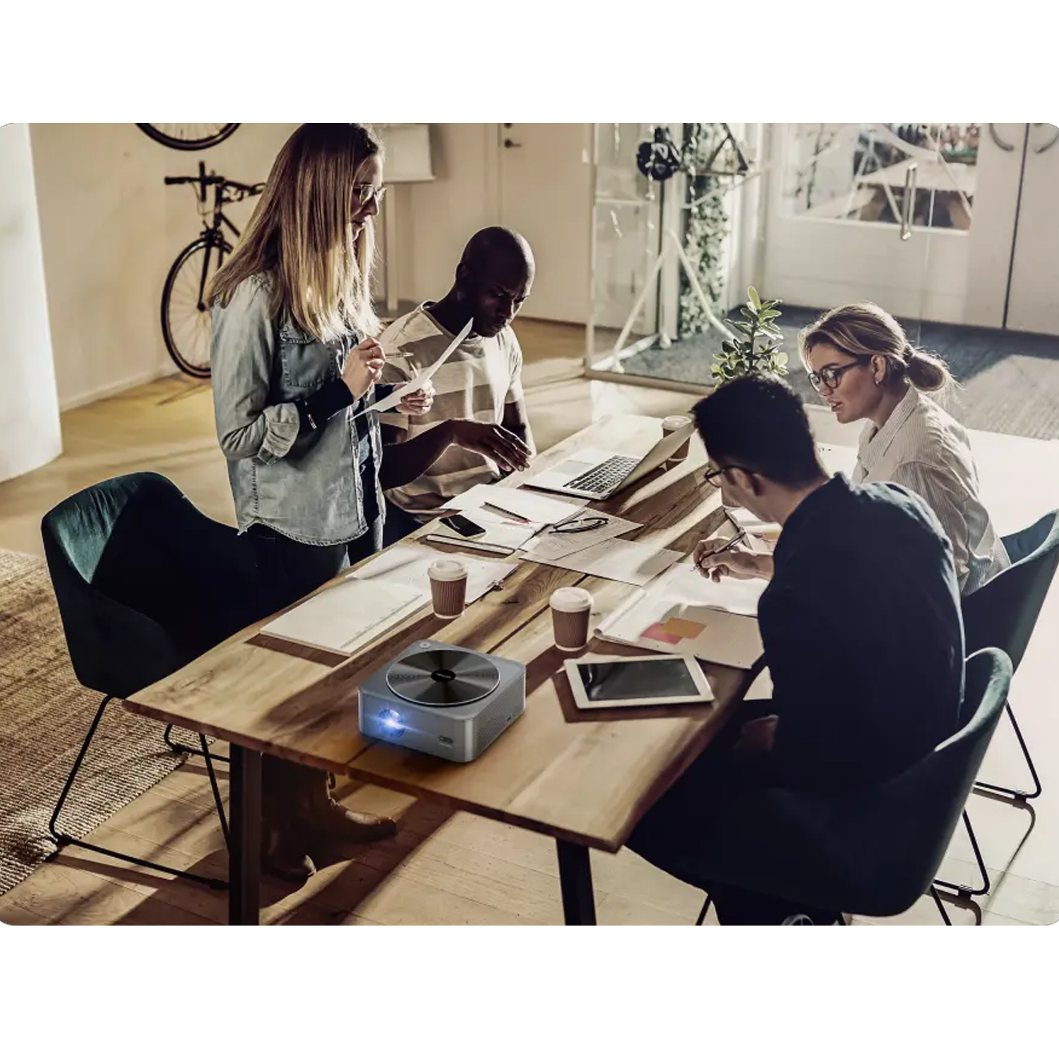 Ustawienie patio ze stołem, krzesłami i roślinami w ogrodzie.