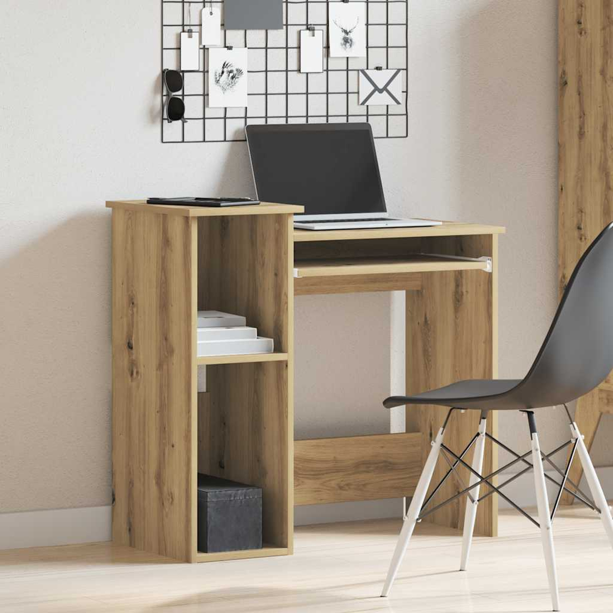 Holzschreibtisch mit Laptop, Büchern und schwarzem Stuhl auf weißem Hintergrund. Es gibt ein Drahtgitter.