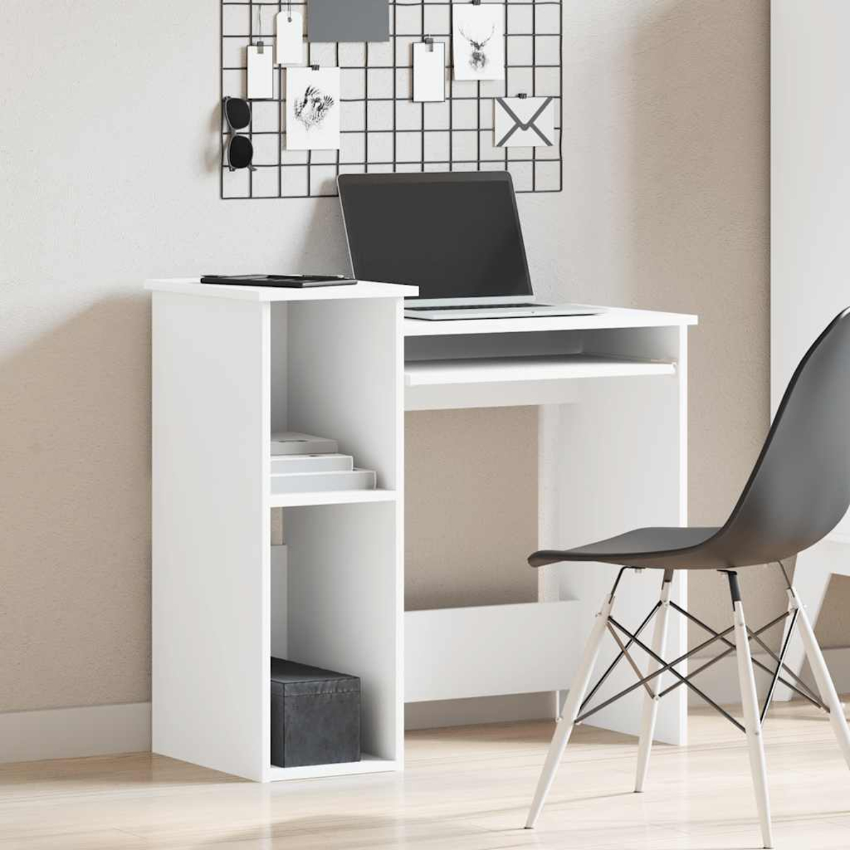 Weißer Computertisch mit schwarzem Stuhl. Ein Laptop steht auf dem Tisch, weitere Gegenstände daneben.
