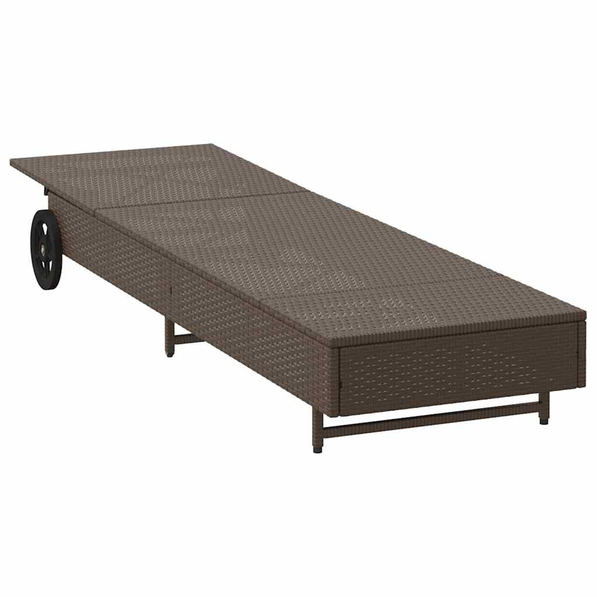 Una chaise longue in vimini marrone con una ruota su un lato. Lo schienale è piatto e leggermente inclinato verso l'alto.