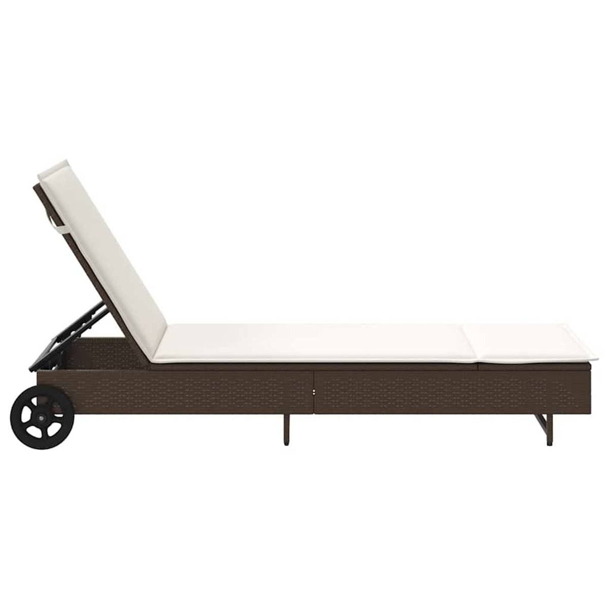 Una chaise longue in vimini marrone con un cuscino bianco. Lo schienale è regolabile e ha una ruota su un lato.