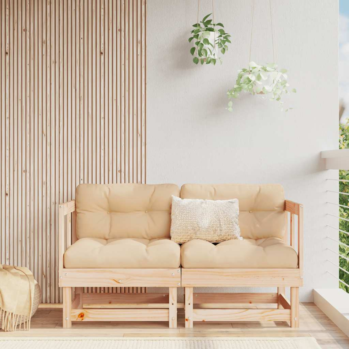 Ein helles Holzsofa mit Kissen auf einem Balkon, mit Pflanzen.