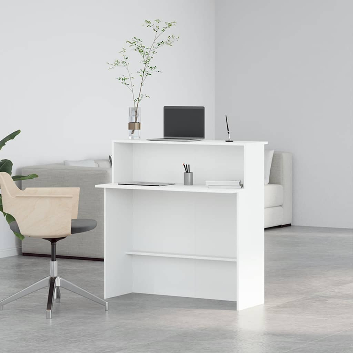 Weißer Empfangstisch mit Laptop, Pflanze und Stift. Ein Stuhl und zwei Sofas im Hintergrund.