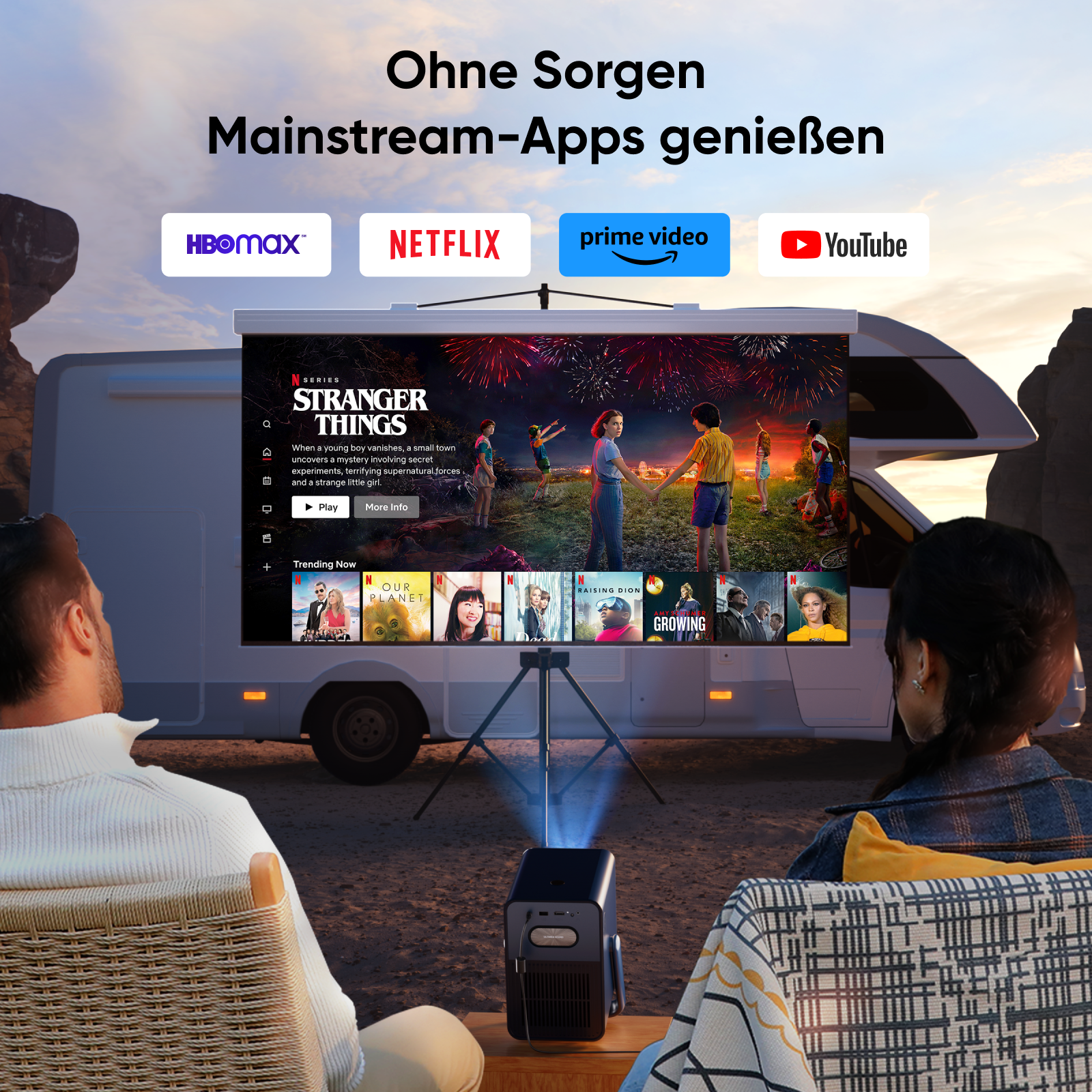 Leute schauen im Freien einen Film, der auf eine Leinwand projiziert wird. Logos von Streaming-Diensten sind sichtbar.