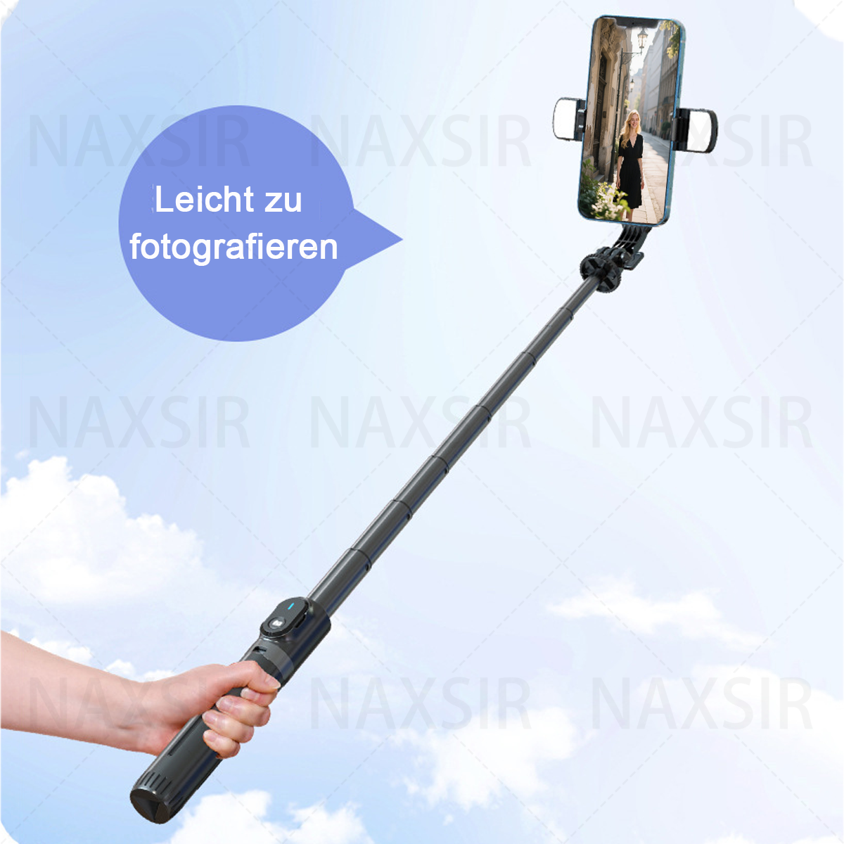 Ein Selfie-Stick mit befestigtem Telefon, gehalten von einer Hand. Das Telefon zeigt eine Frau.