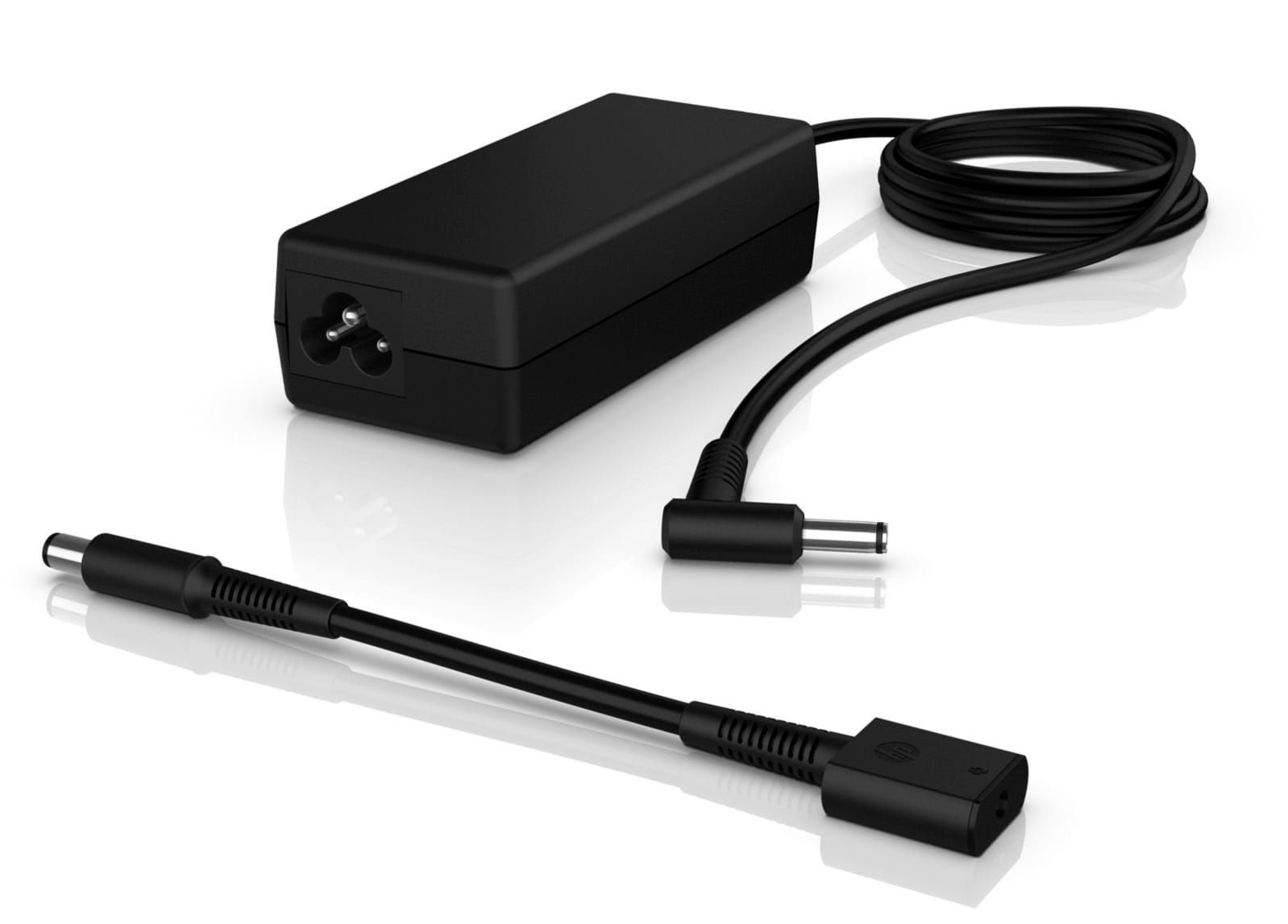 Adattatore di alimentazione per laptop nero con più cavi.