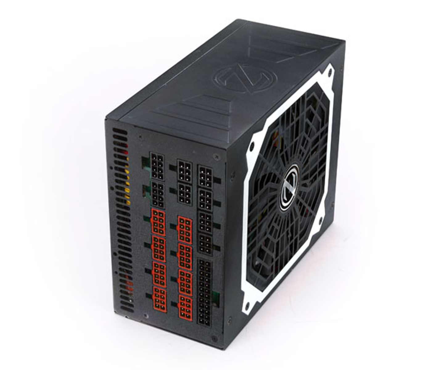 Ein schwarzes Netzteil für einen Computer. Es hat mehrere Anschlüsse und einen Lüfter an der Seite sichtbar.