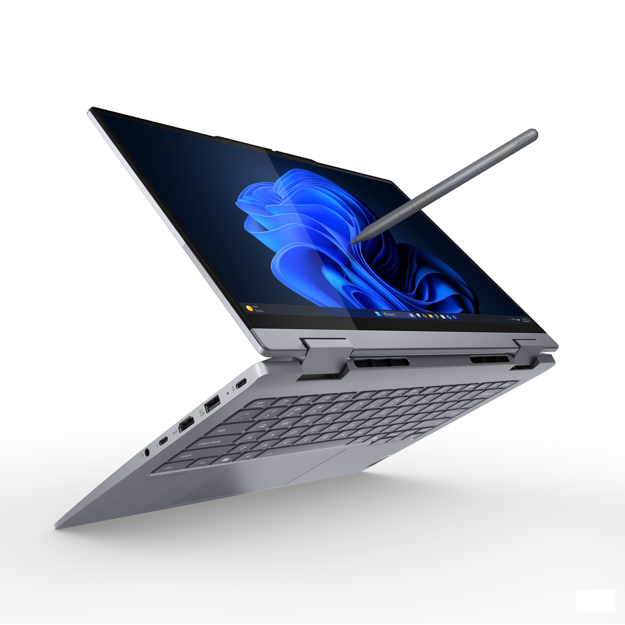 Laptop Lenovo argento con penna, aperto con schermo blu, su sfondo bianco.