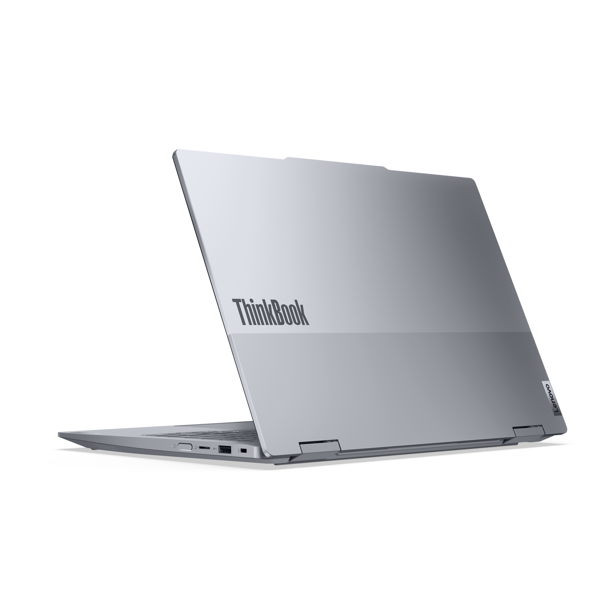 Rückansicht eines silbernen Lenovo ThinkBook Laptops auf weißem Hintergrund.