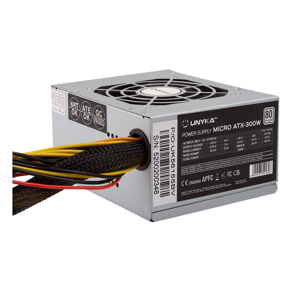 Een zilveren computer voeding met kabels en een label. Verschillende tekst is op het label gedrukt.