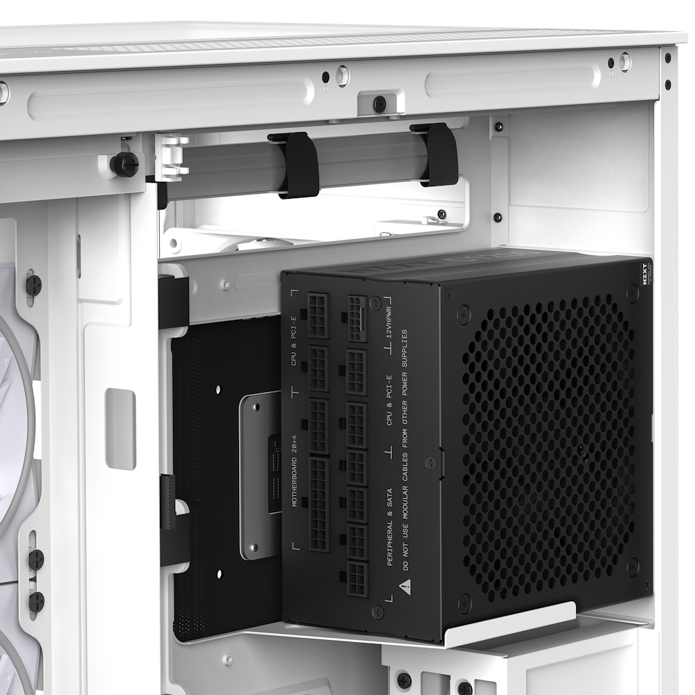 Fuente de alimentación negra instalada en una caja de computadora blanca. Vista interior.