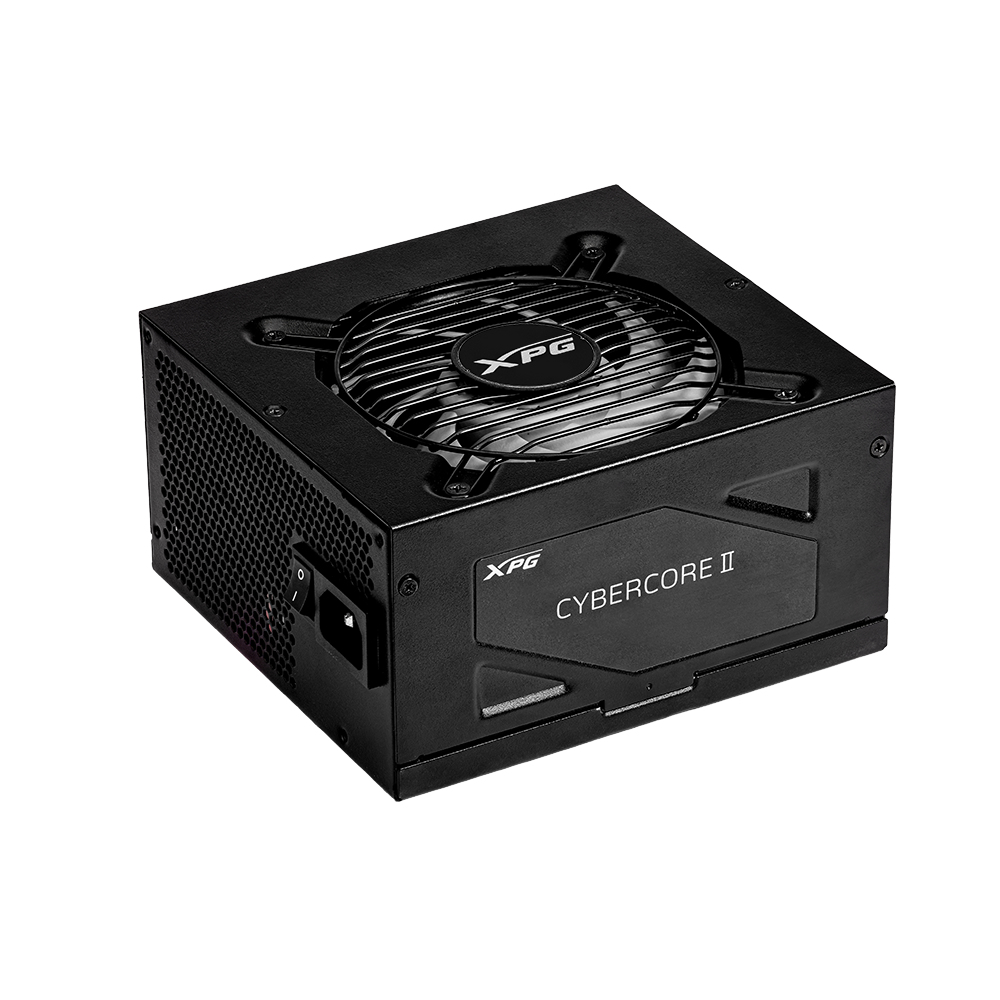 Een zwarte computer voeding met het XPG Cybercore II logo. Het heeft een zwart gaas en een schakelaar.