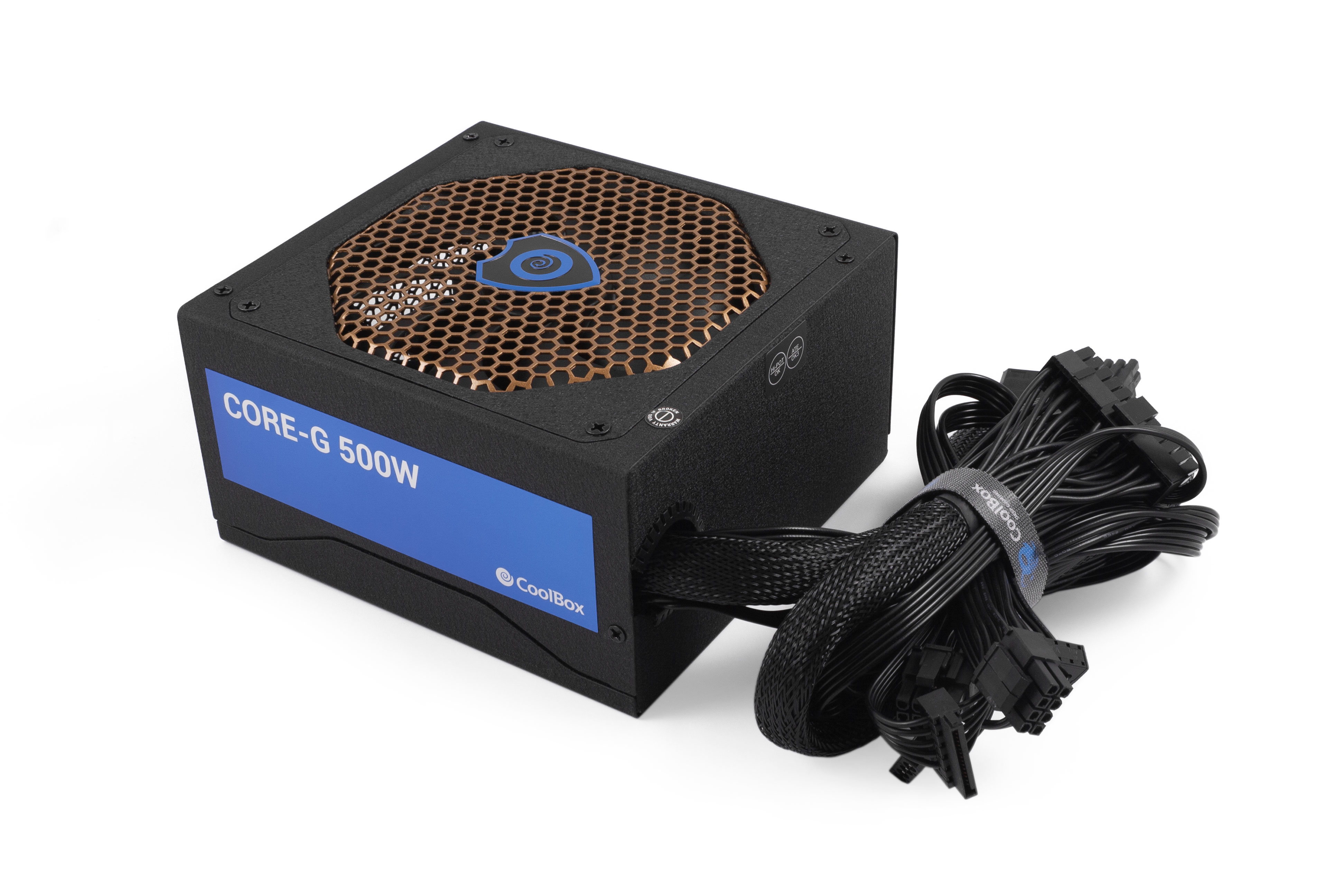Un alimentatore CoolBox CORE-G 500W nero e blu con griglia a nido d'ape e un fascio di fili neri.