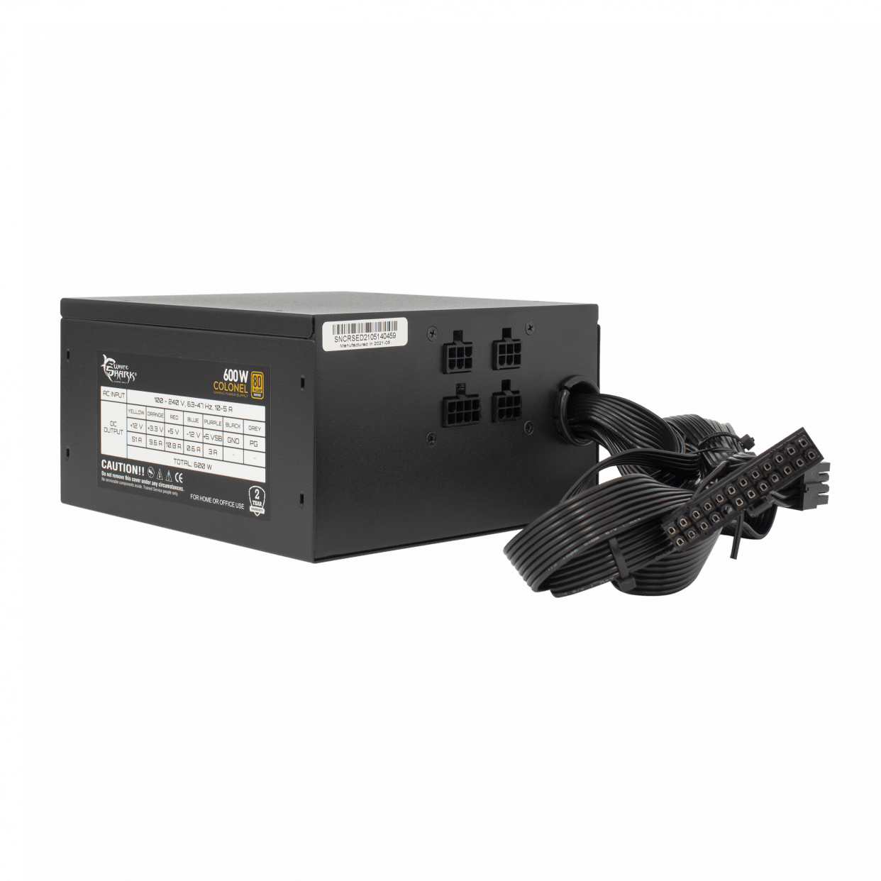 Czarny zasilacz z wieloma złączami i etykietami na białym tle. Kable podłączone z boku.