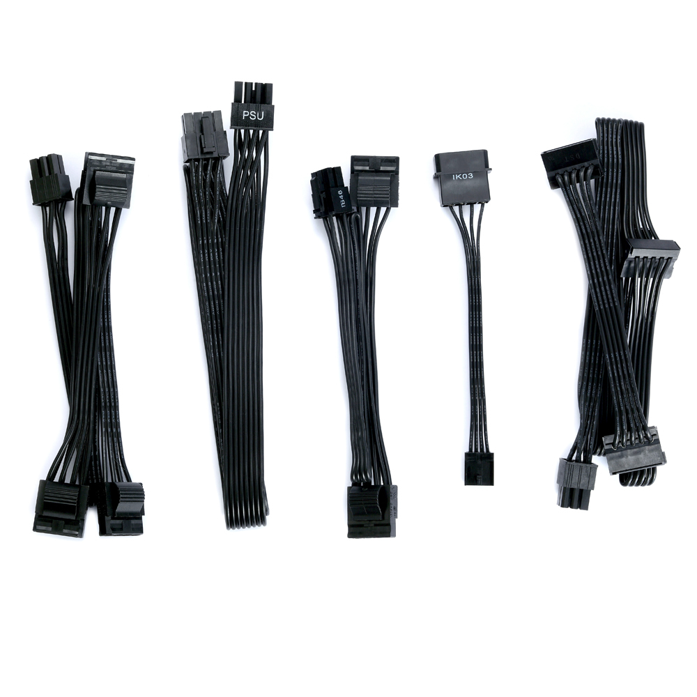 Un set di cavi PSU neri. Connettori multipli su entrambe le estremità. La parola 'PSU' è stampata su un cavo.
