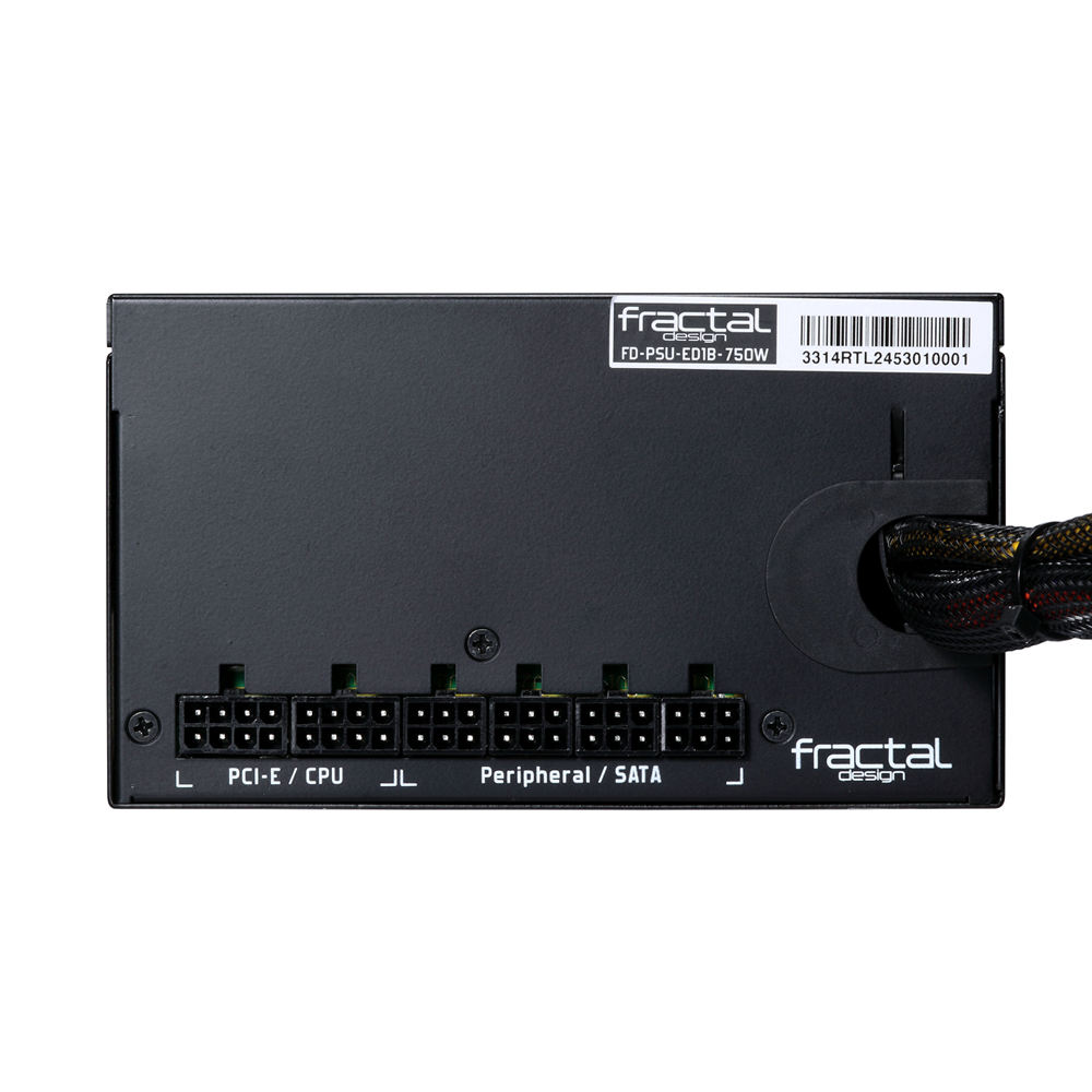 Unità di alimentazione nera con più porte di connessione e il logo 'Fractal Design'.