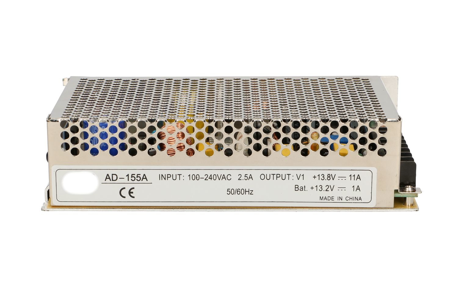 Srebrny zasilacz z kratką na górze i etykietą.